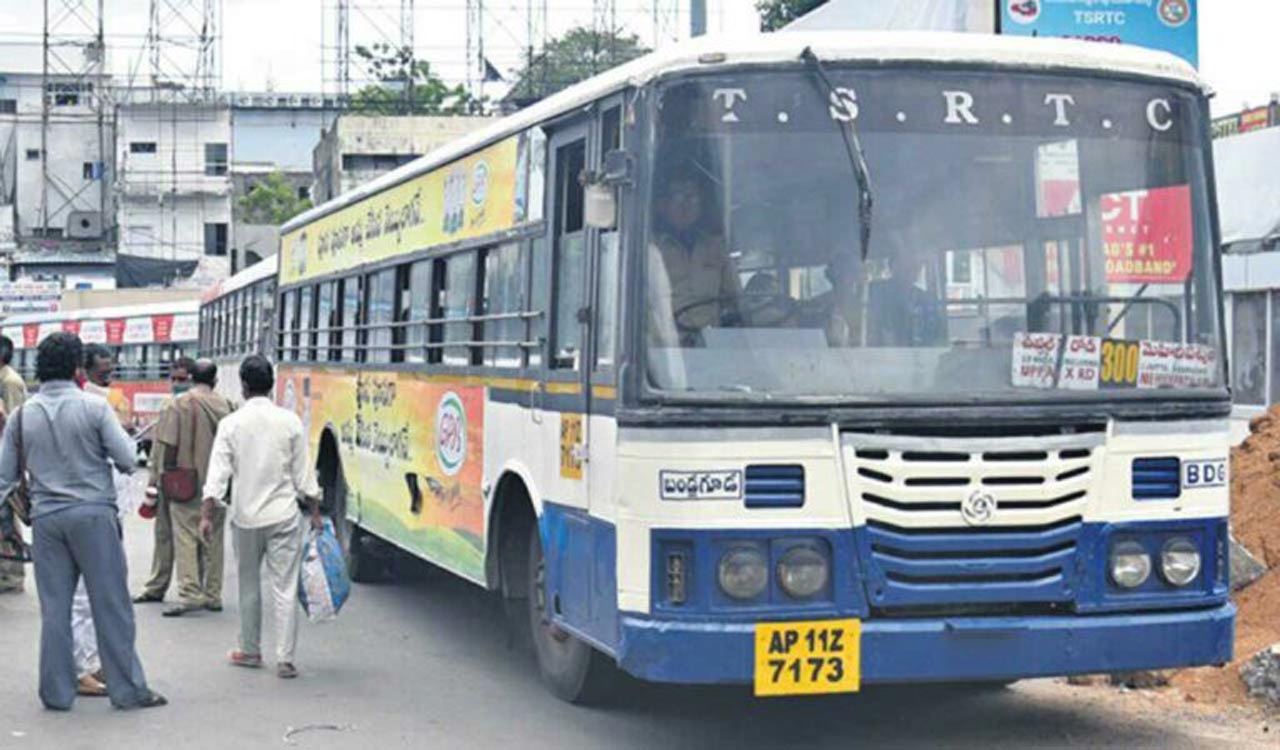 Hyderabad: Miscreants damage bus windshield with stones in Uppal