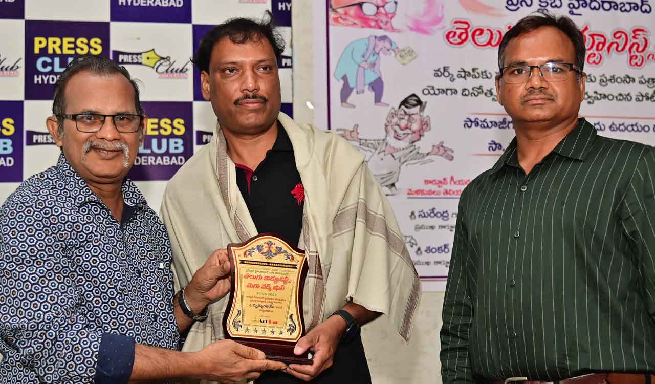 Hyderabad: Mrityunjaya felicitated at Telugu Cartoonists Mega Workshop