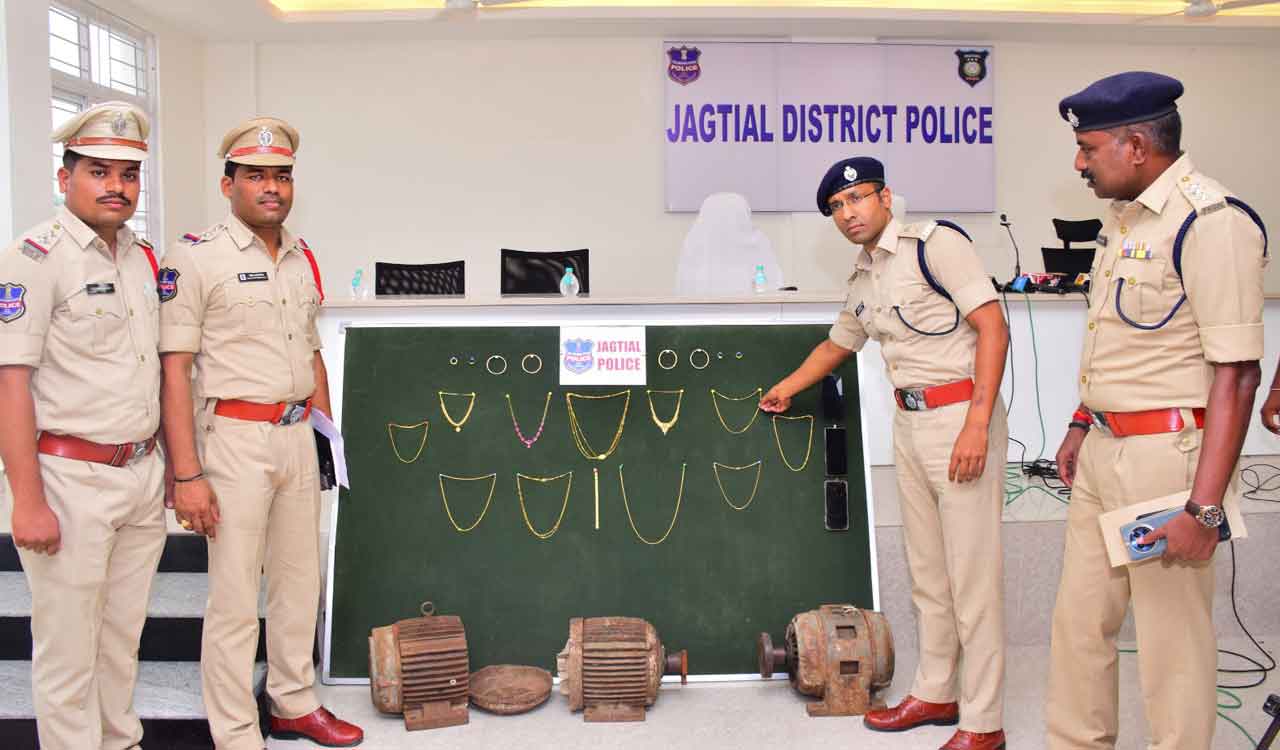 Jagtial police arrest three burglars and jewelry shop owner