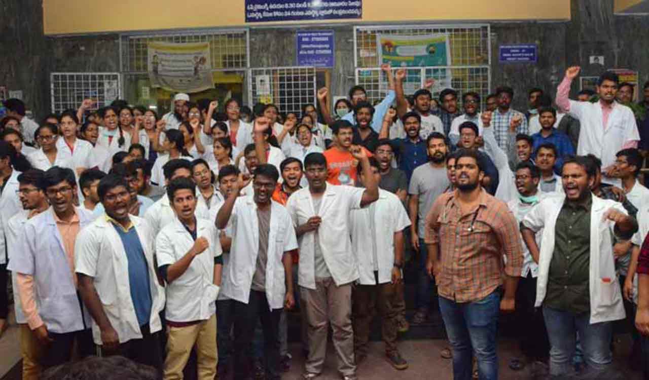 Junior doctors of RIMS-Adilabad join State-level strike
