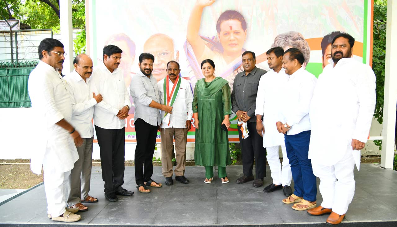 Chevella BRS MLA Kale Yadaiah joins Congress