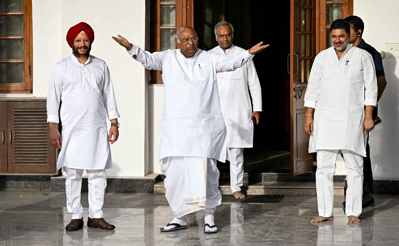 INDIA bloc meeting begins at Kharge’s residence; leaders to discuss post-poll result strategy