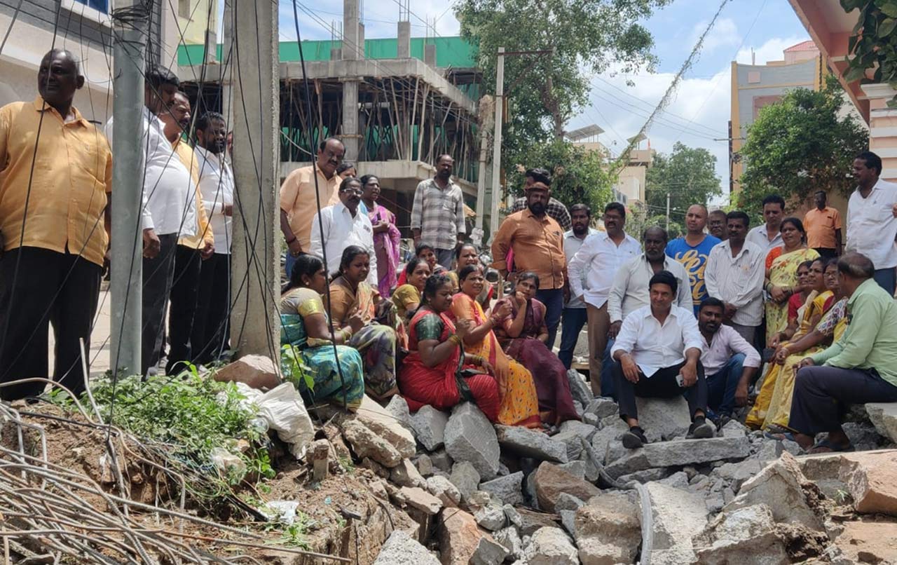 Watch: Malkajgiri MLA protests at Gautam Nagar