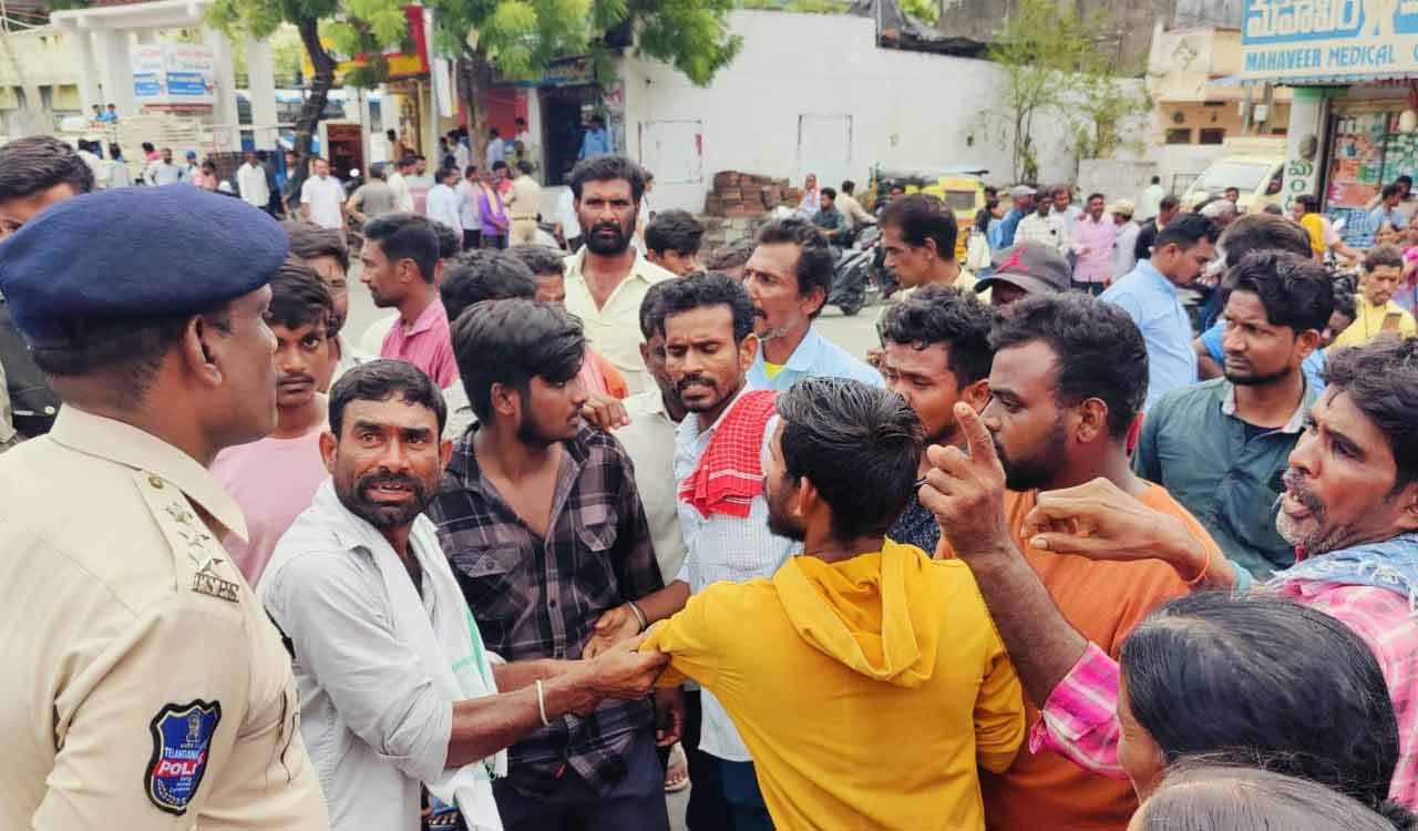 Mancherial building collapse: Labourers’ families stage dharna, seek compensation