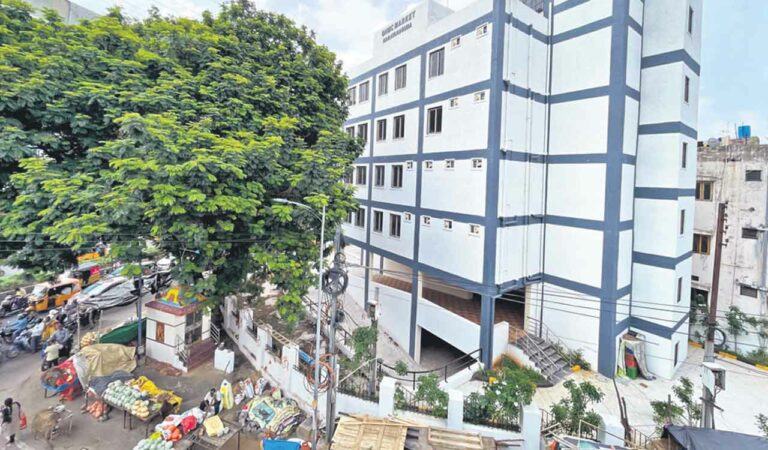 Vacant market complex at Hyderabad's Narayanguda sore spot for roadside vendors