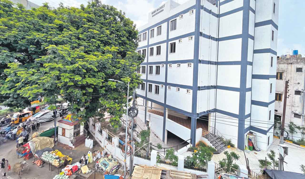 Hyderabad: Vacant market complex at Narayanguda sore spot for roadside vendors