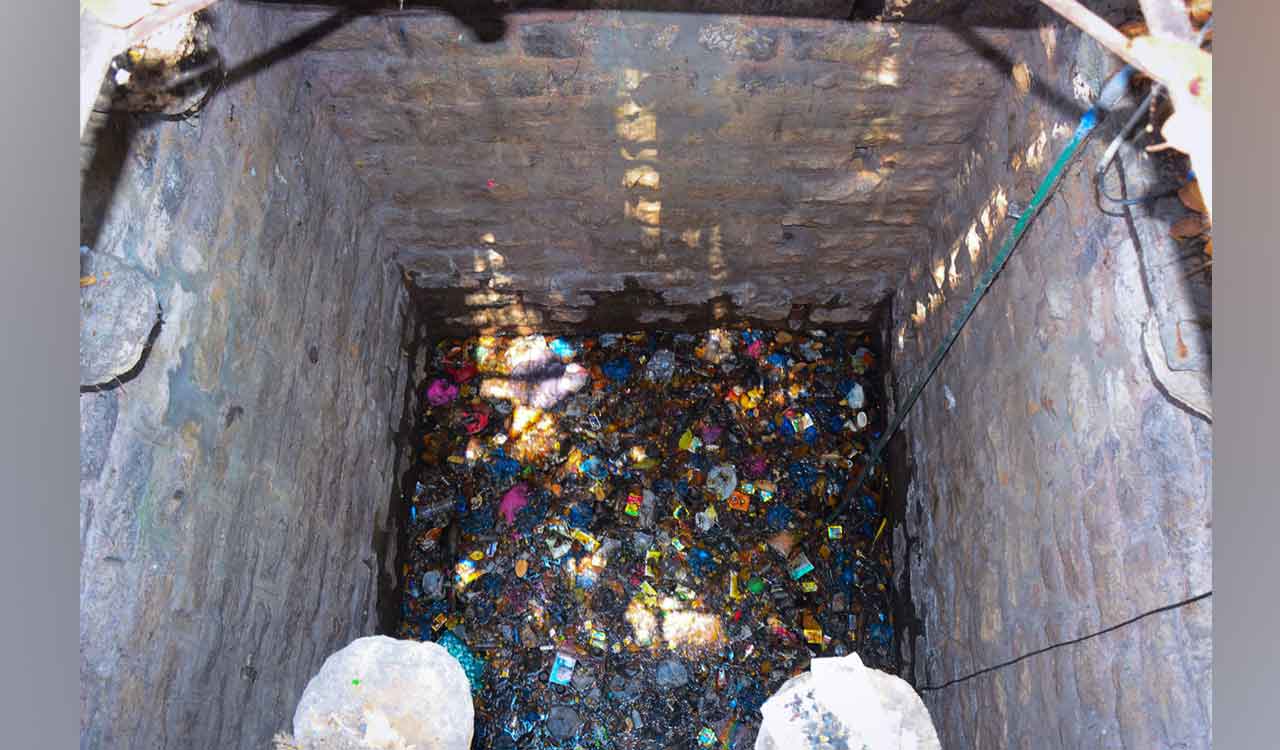 Garbage-filled Marrichettu Bavi in Khammam crying for officials’ attention