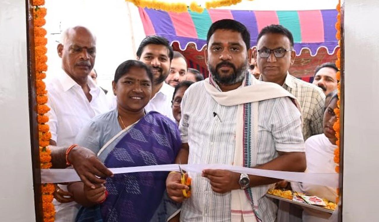 Minister Seethakka asks parents to send wards to government schools