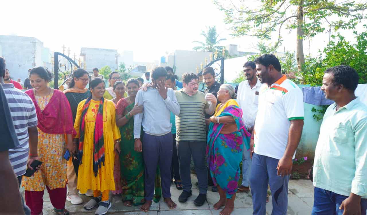 Ponnam Prabhakar engages with public during morning walk in Husnabad town