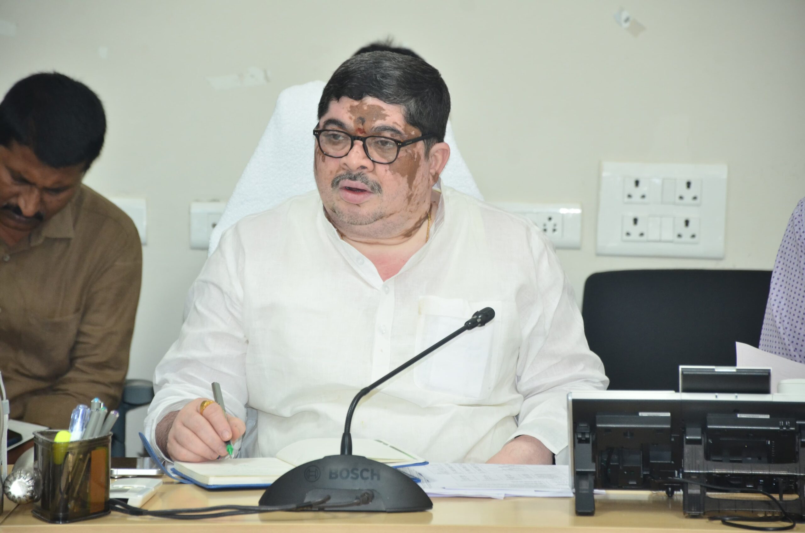 Ponnam directs officials to survey land acquired for digging canals under Gouravelly reservoir