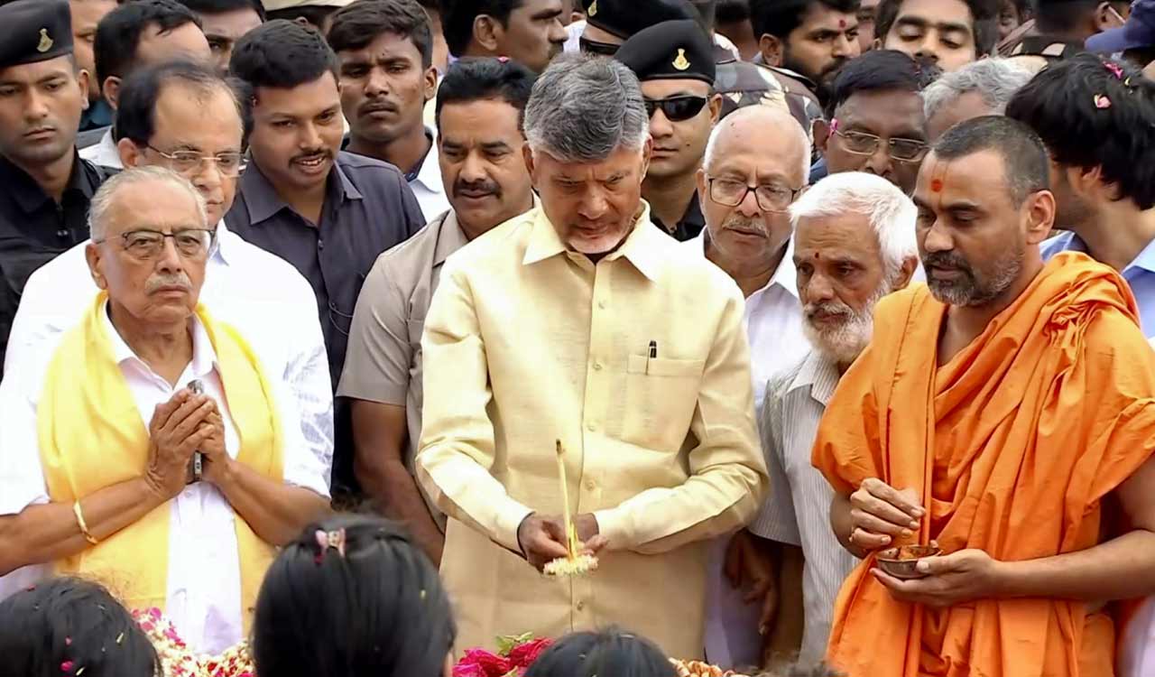 Last rites of Ramoji Rao held in Hyderabad, Chandrababu Naidu attends funeral