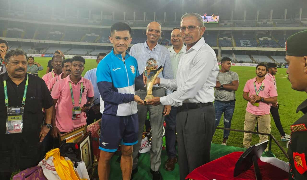 Sachin Tendulkar praises Chhetri; Indian Army honors skipper