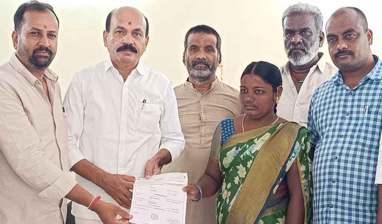 Sangareddy: Rs 2 lakh cheque presented to BRS worker’s wife