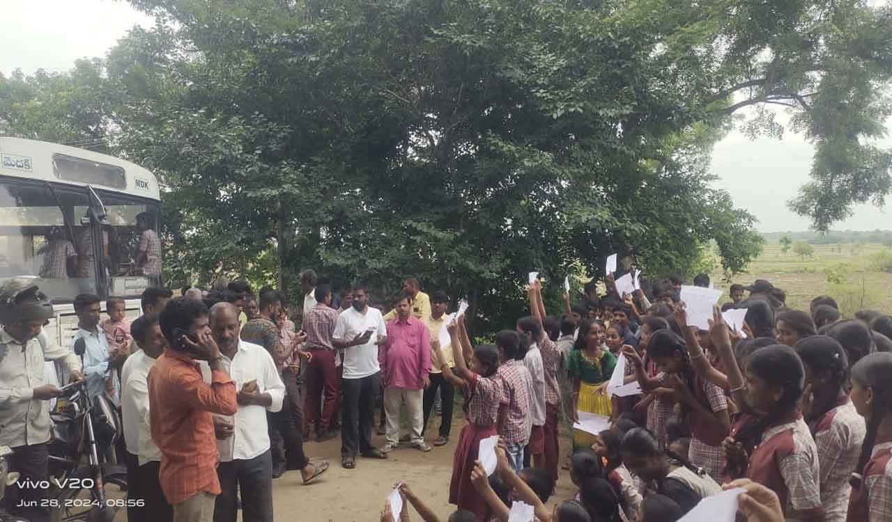 Medak: Lack of teachers force parents, students to stage ‘rasta roko’