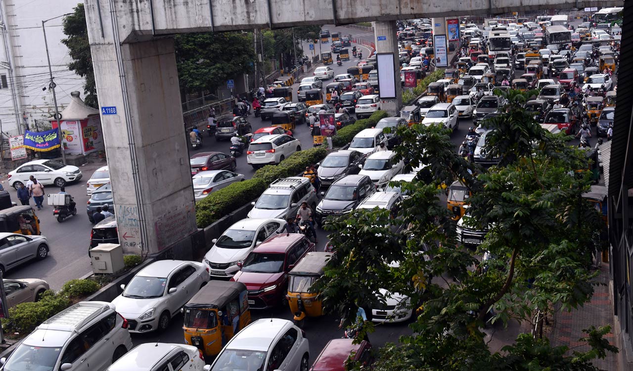 Commuters irked as lower, main Tank Bund stretches remained shut on Monday morning