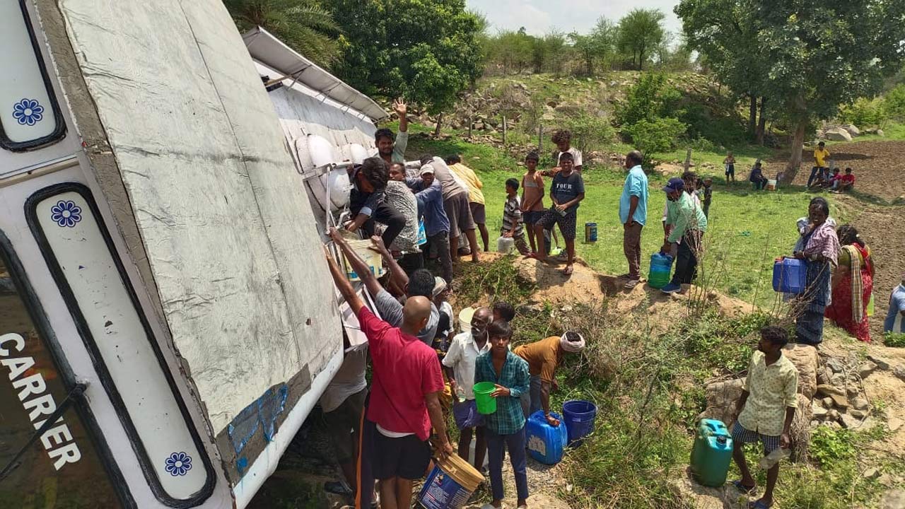 Watch: People steal diesel from overturned fuel tanker in Bhongir