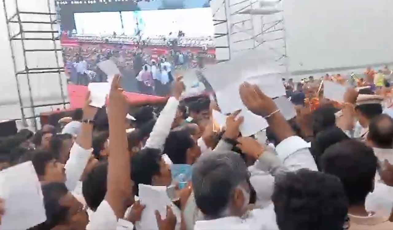 Tension prevails as families of Telangana martyrs protest during formation day event at Tank Bund