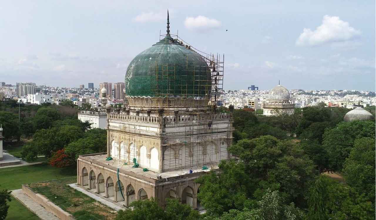 Tomb of Muhammed Qutb Shah adorned with green glazed tiles after ...