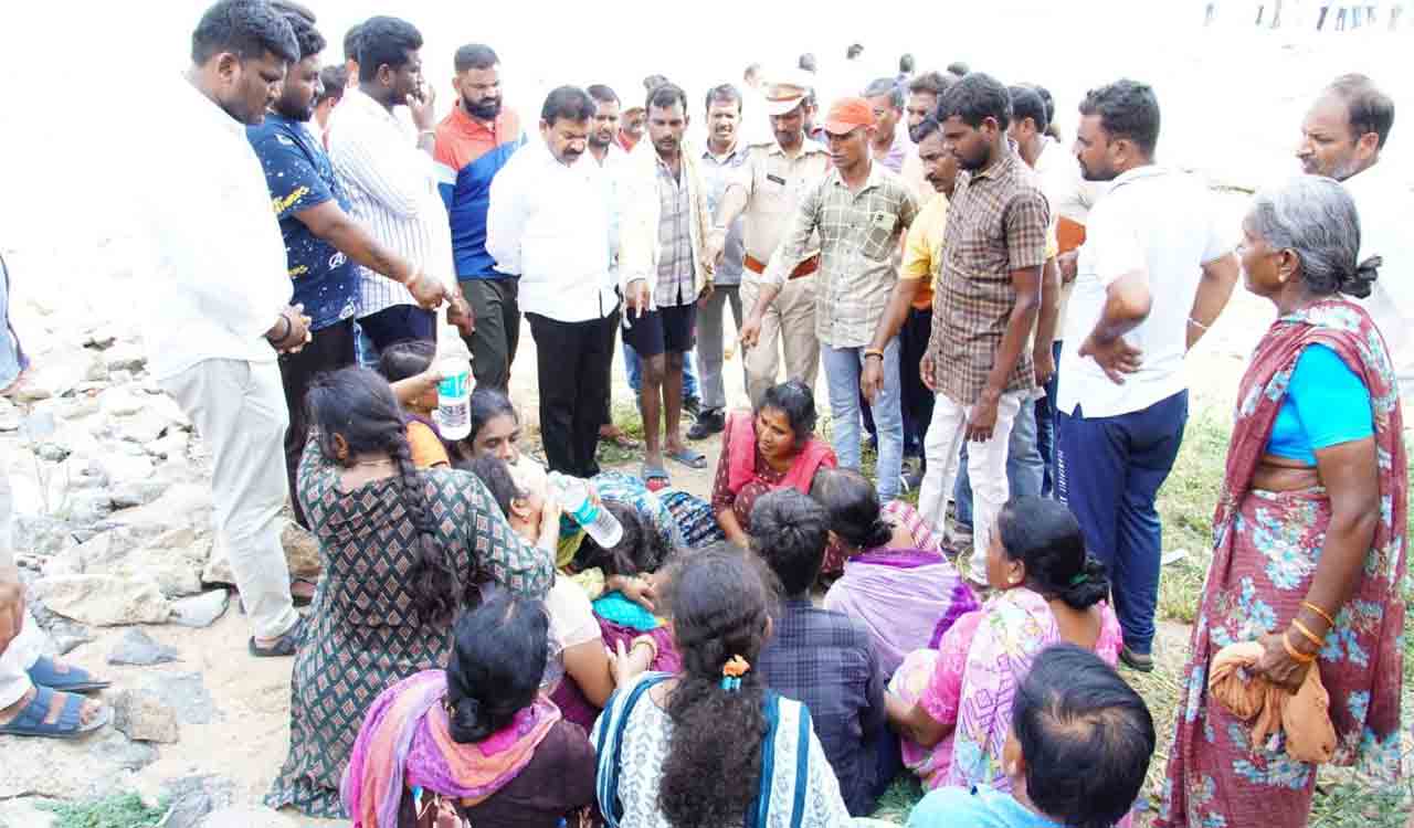 Karimnagar: Father drowns while saving children in Kakatiya canal