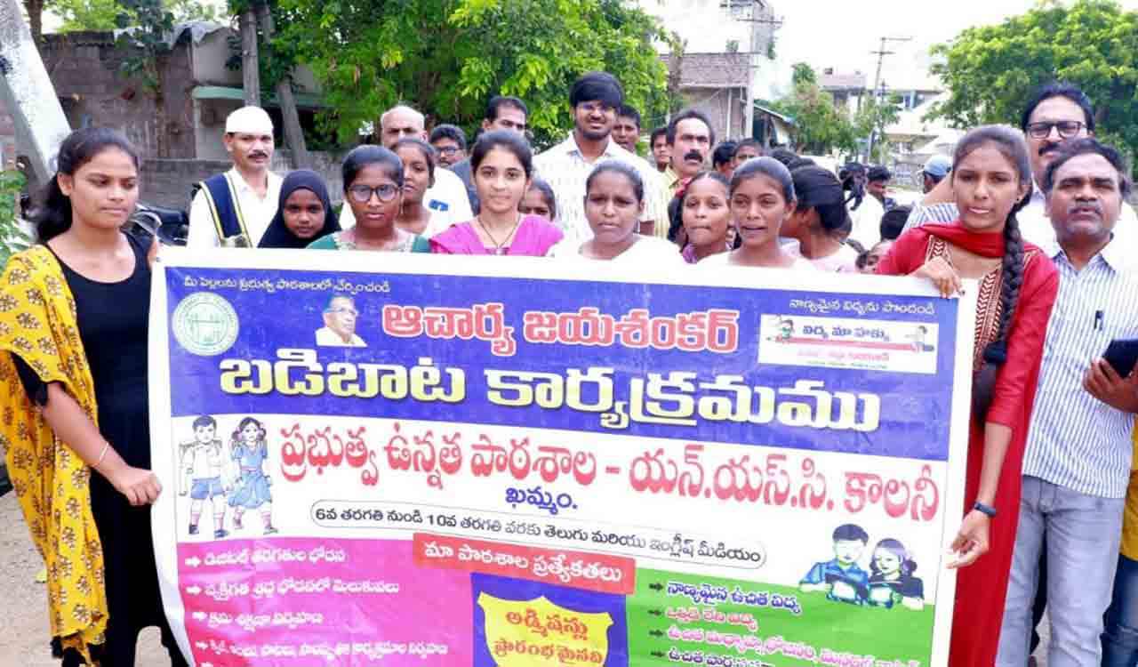 Collector Gautham takes part in Badi Bata rally