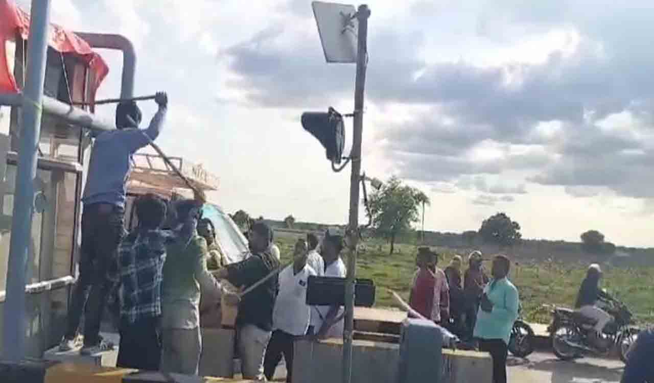 Watch: Toll plaza staff attack driver with steel rods in Sangareddy