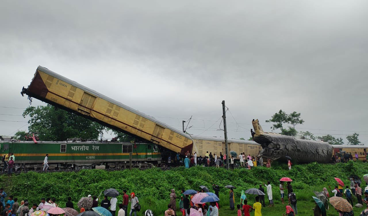 Five dead, several injured as Kanchanjungha Express collides with goods train in Bengal