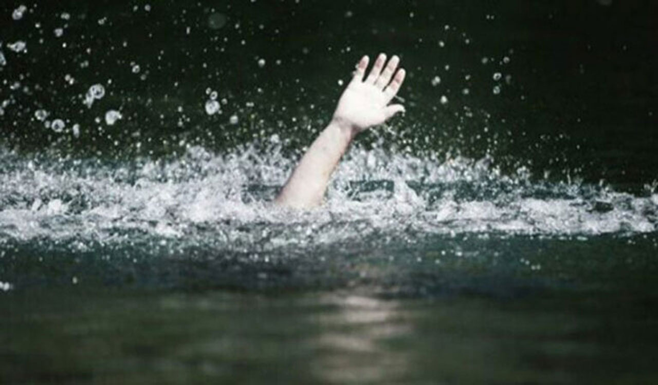 Rajahmundry: Fishermen, cops rescue woman from suicide attempt