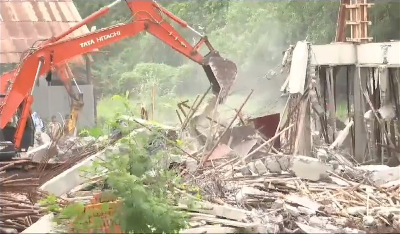 Jagan calls Naidu ‘dictator’ for demolishing YSRCP office building