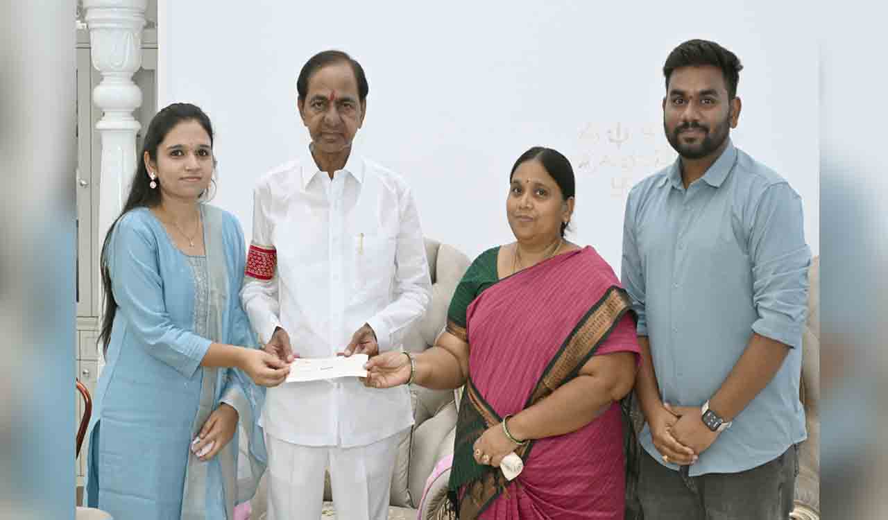 KCR hands over Rs 25 lakh cheque to constable Kishtaiah’s family