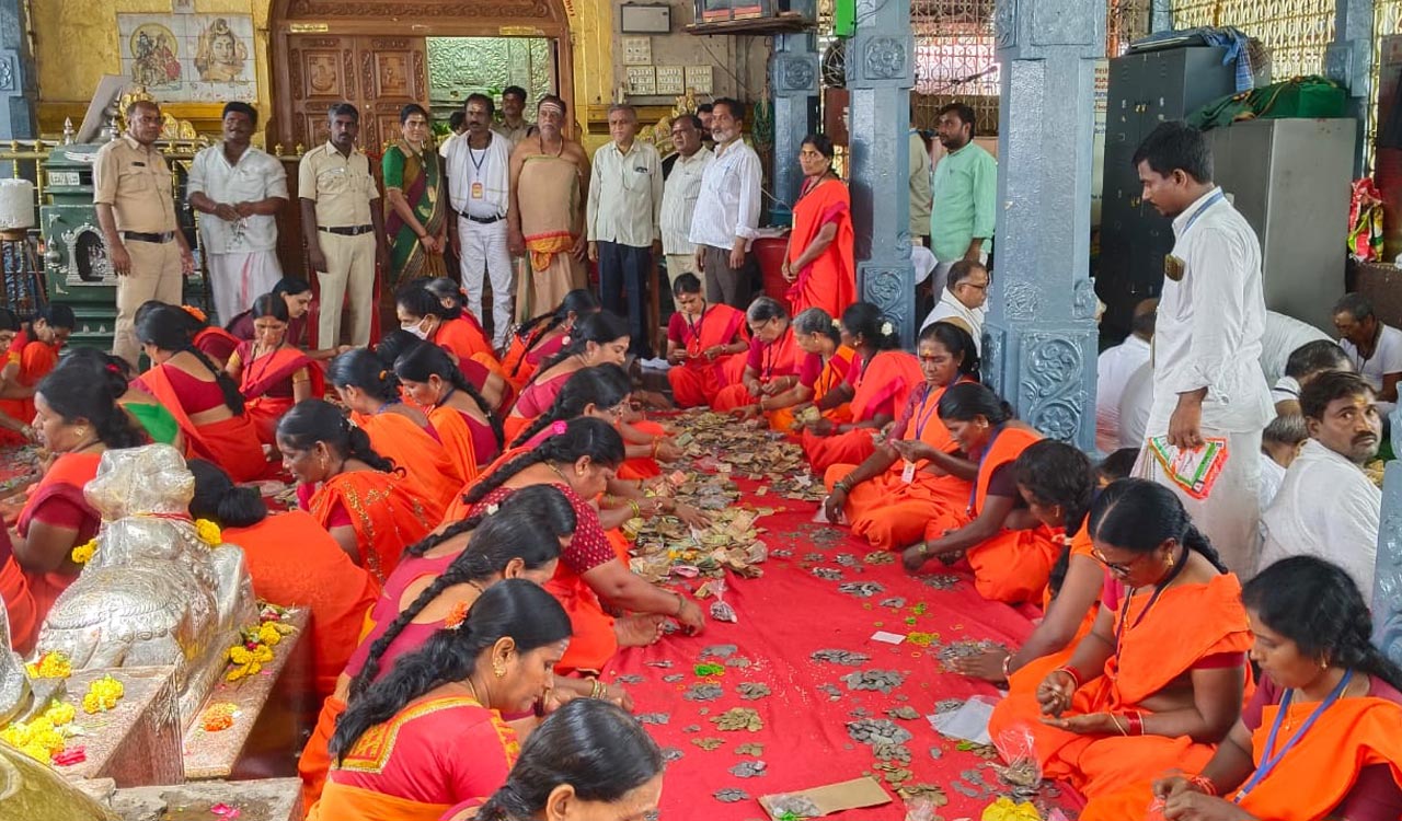 Sangareddy: Rs.2000 denomination notes found in temple hundi