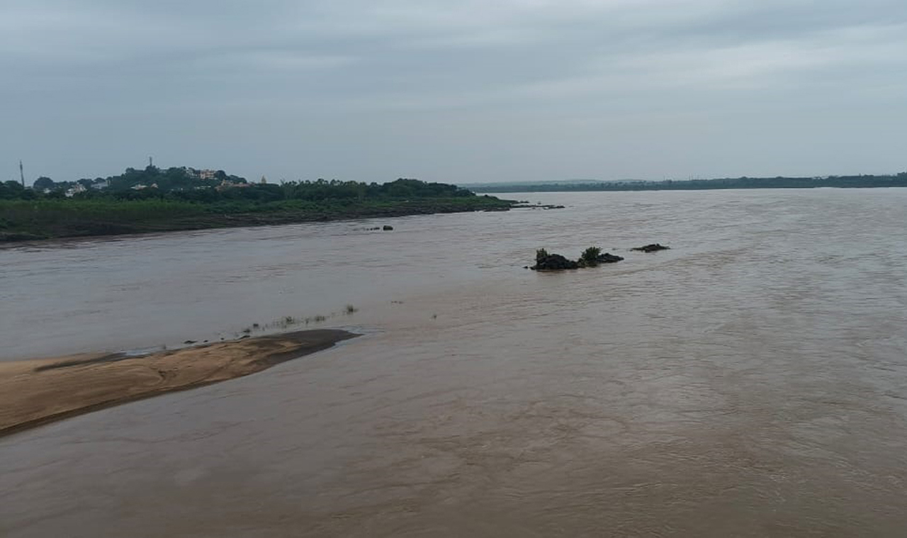 Water bodies in Kothagudem receiving floodwaters, public cautioned