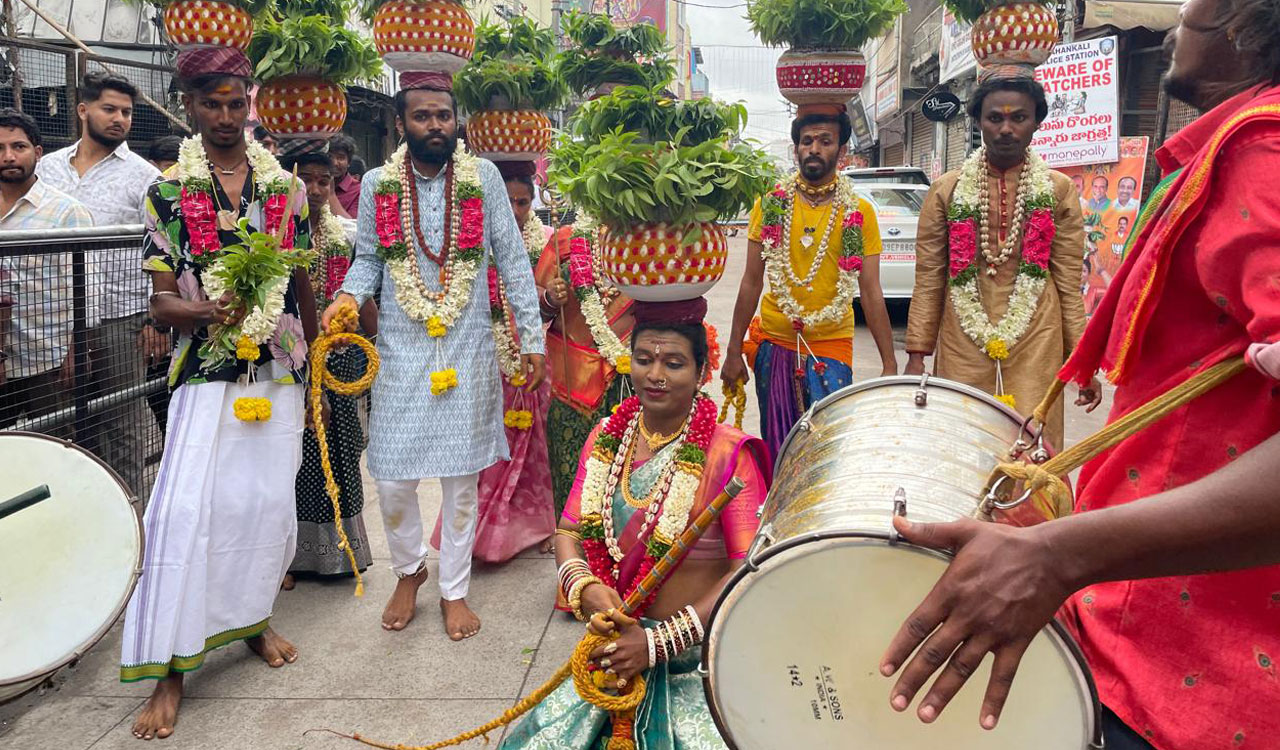 Devotees throng Ujjaini Mahankali Temple in Secunderabad for Bonalu ...