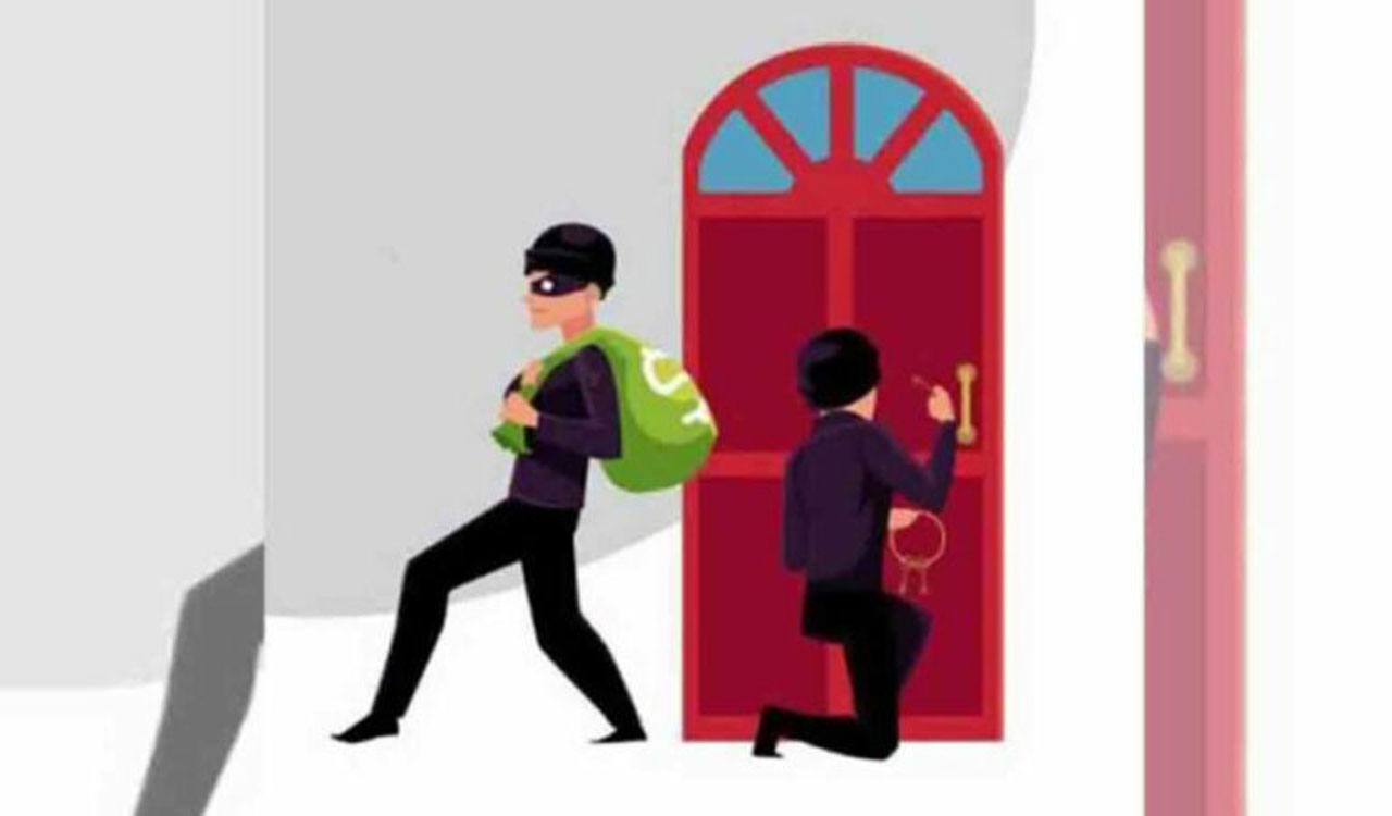 Hyderabad: Police arrests two burglars; 23 tolas of gold and cash recovered