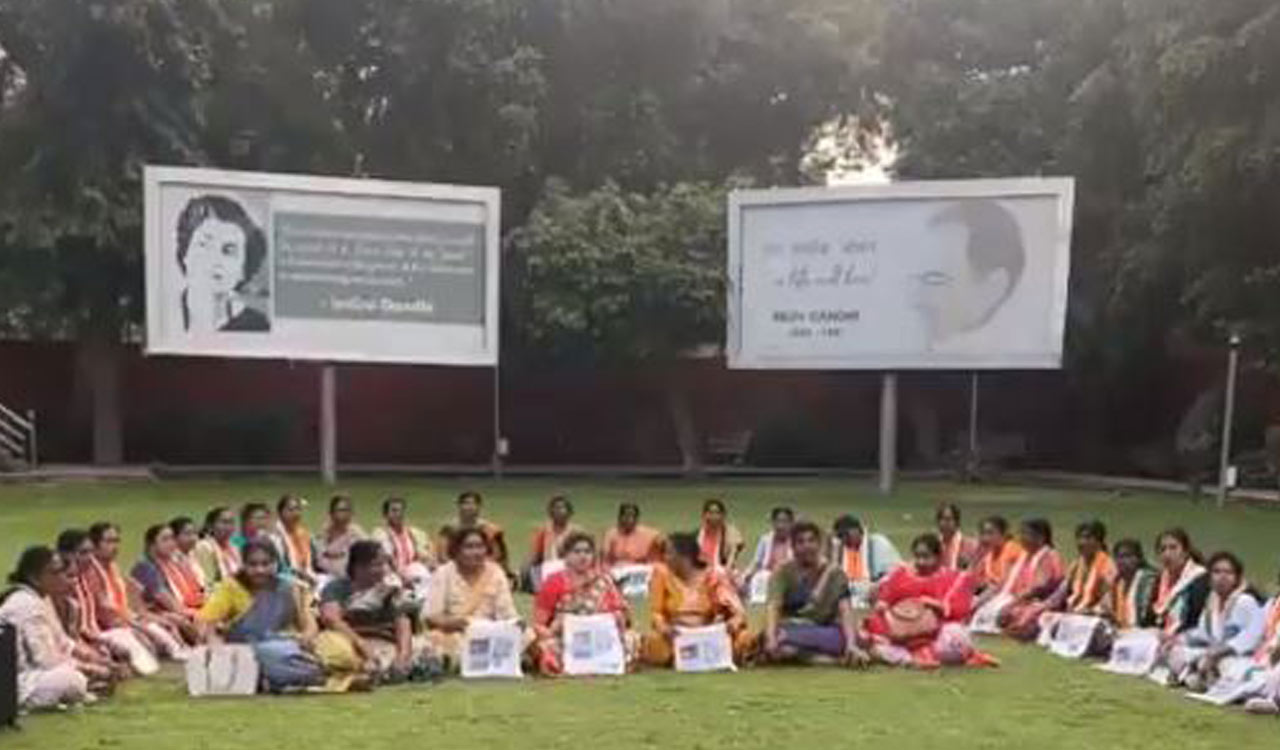 Congress faces women’s ire in Telangana: Mahila Congress leaders protest in New Delhi