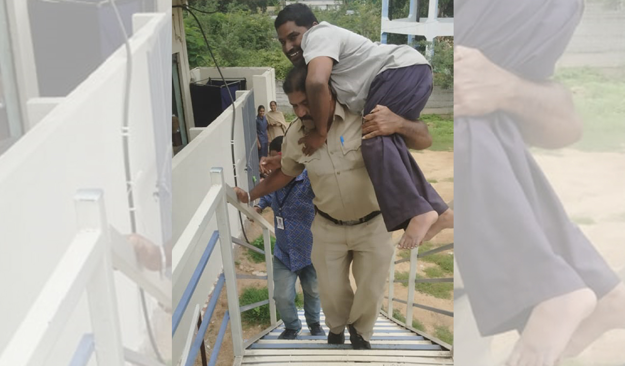 Siddipet: Constable carries physically challenged candidate to exam centre