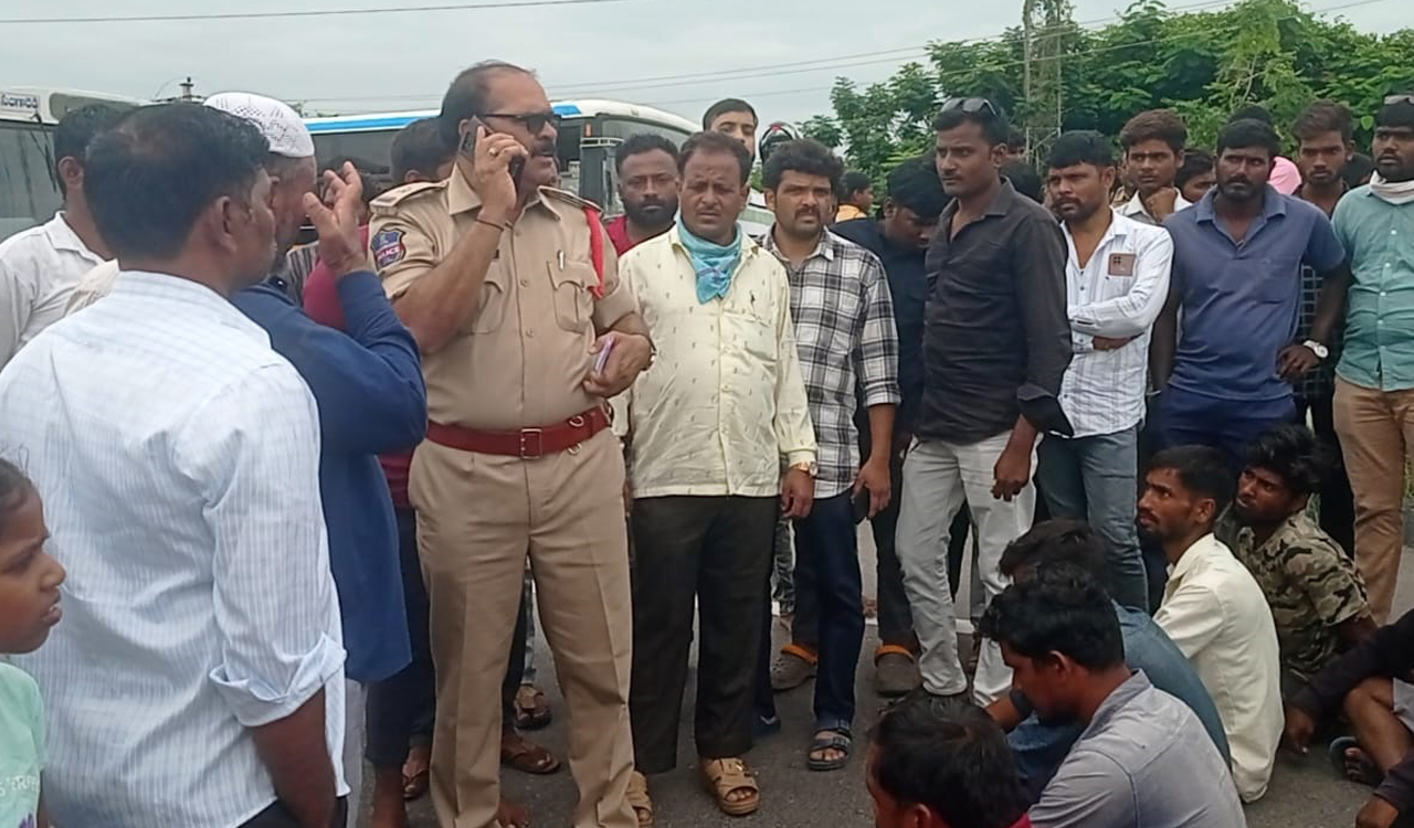 Farmers block NH-161 over power cuts in Medak