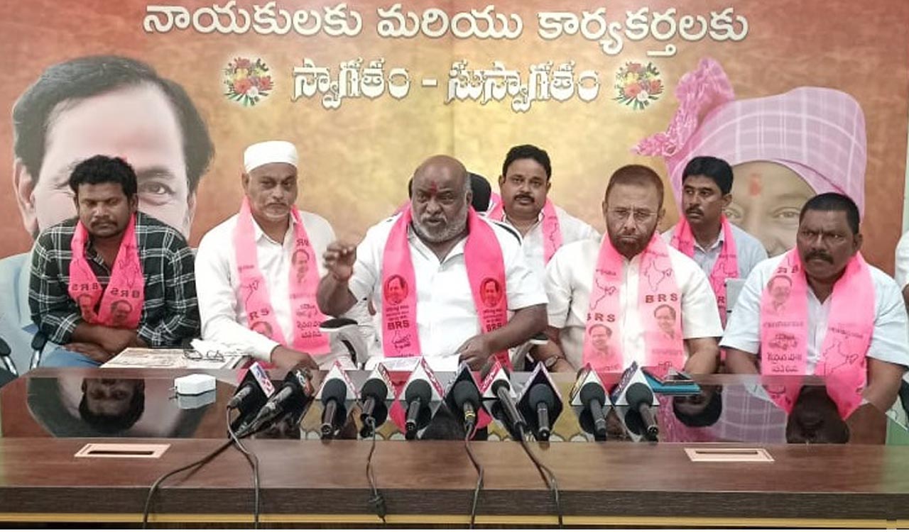 Former minister Jogu Ramanna fumes at Telangana government