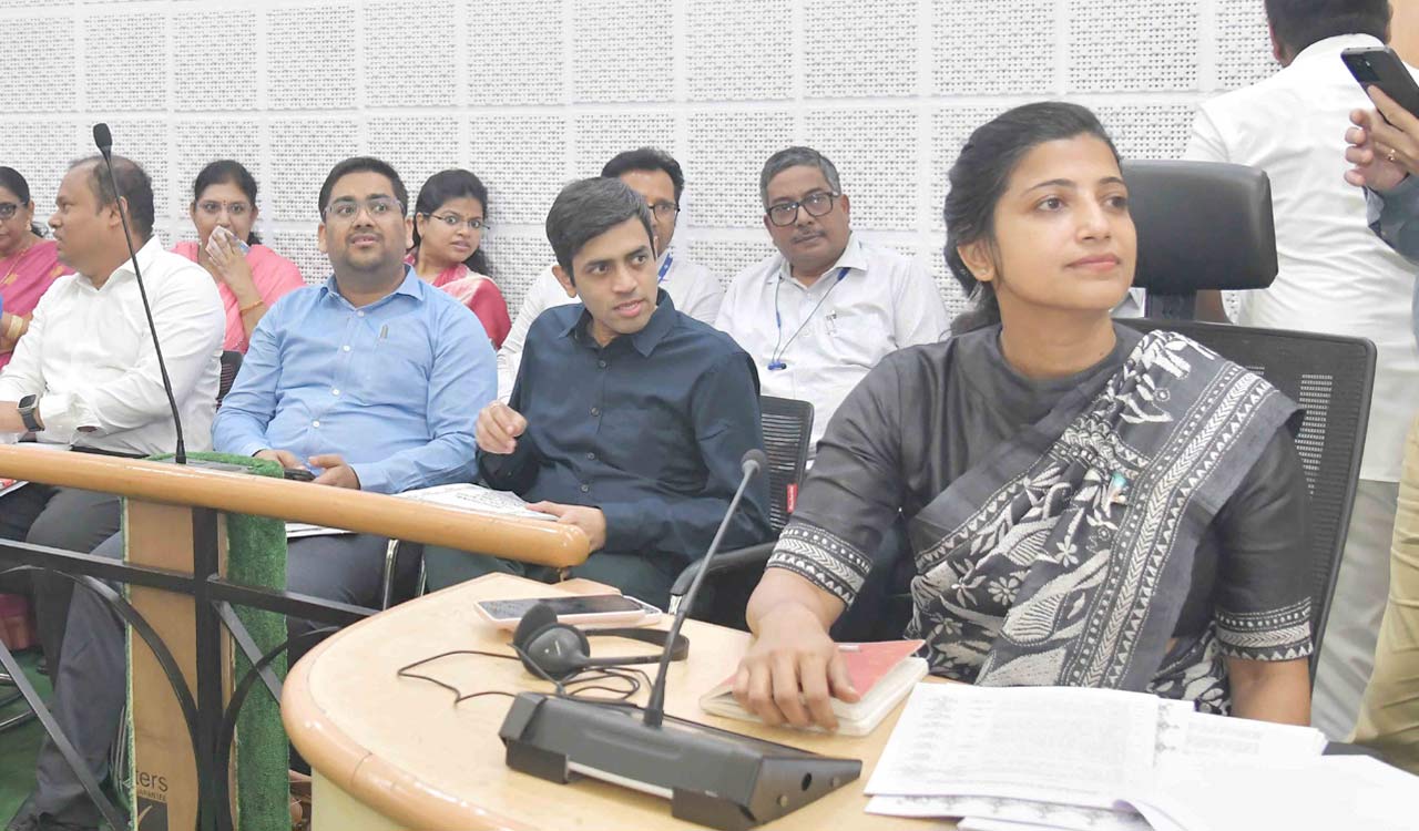 GHMC Commissioner assures Corporators to resolve civic issues