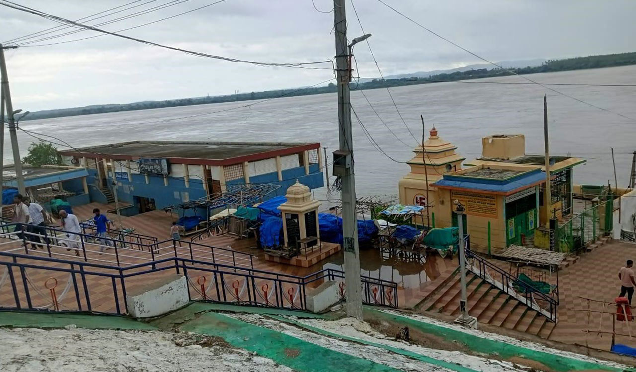 Godavari crosses third warning level at Bhadrachalam