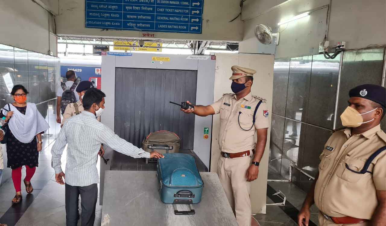 Hyderabad: RPF Lingampalli retrieves passenger’s bag with Rs. 1.1 lakh cash