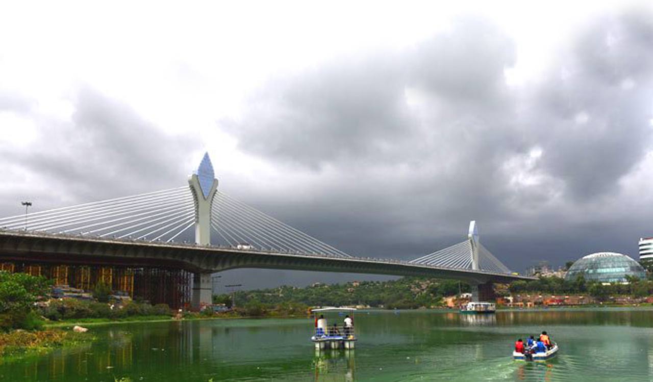 Hyderabad: Software employee jumps into Durgam Cheruvu, ends life