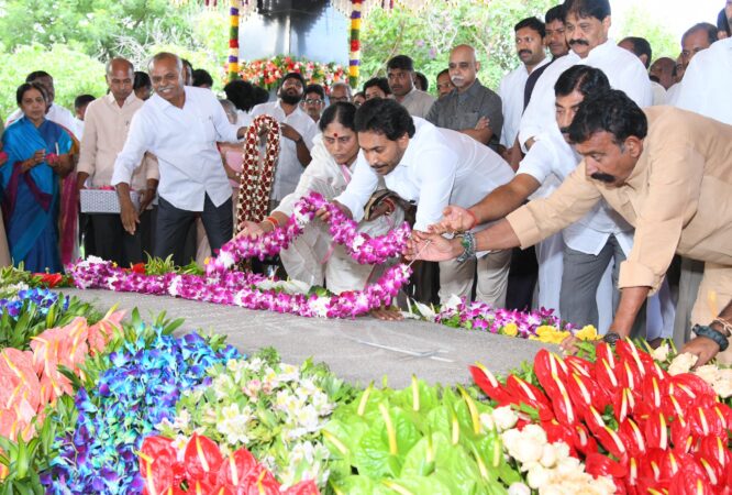 Jagan Mohan Reddy and his family members pay tributes to YS Rajasekhar Reddy on latter's 75th birth anniversary