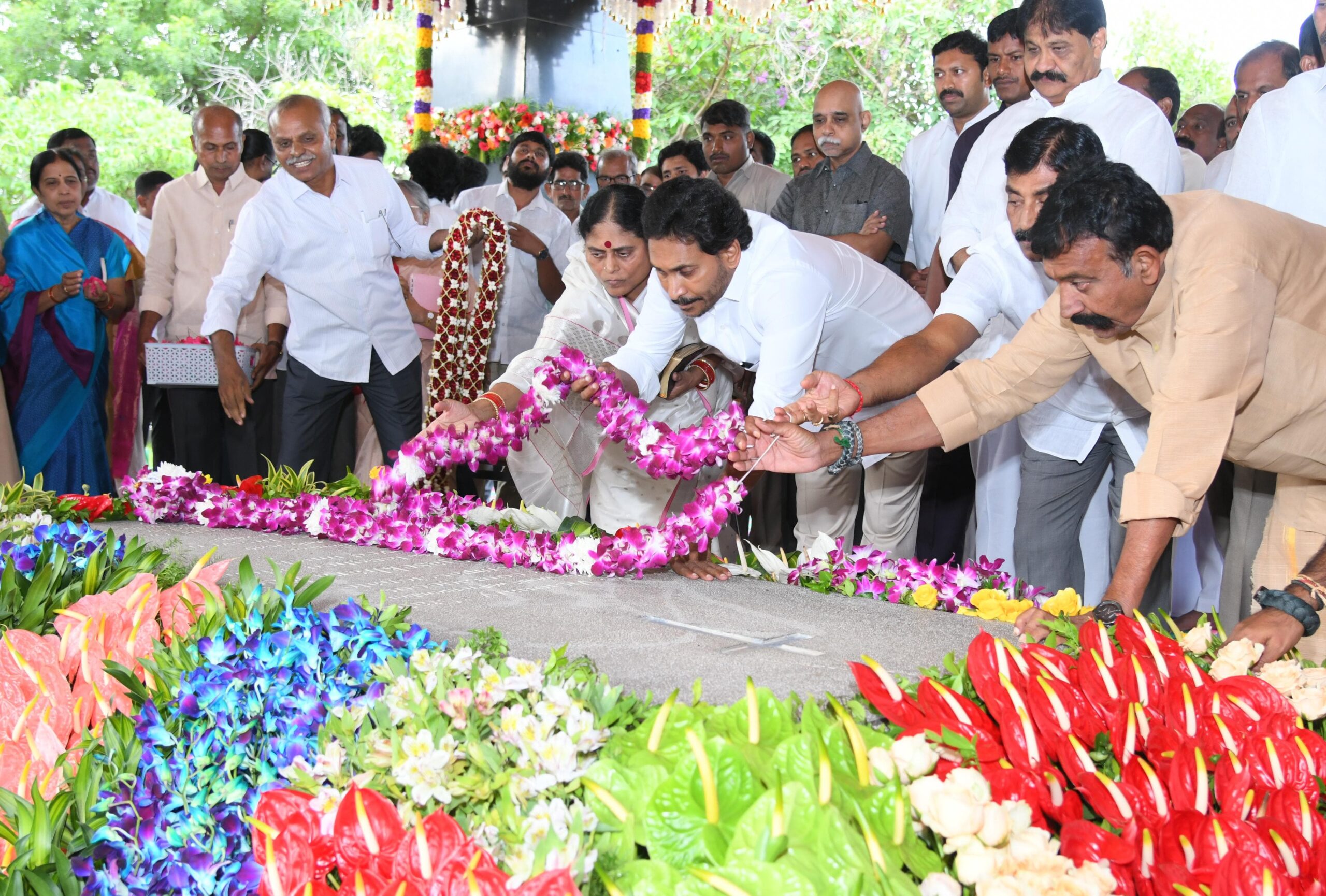 Andhra Pradesh: YSR’s 75th birthday anniversary, Jagan and family members pay tributes