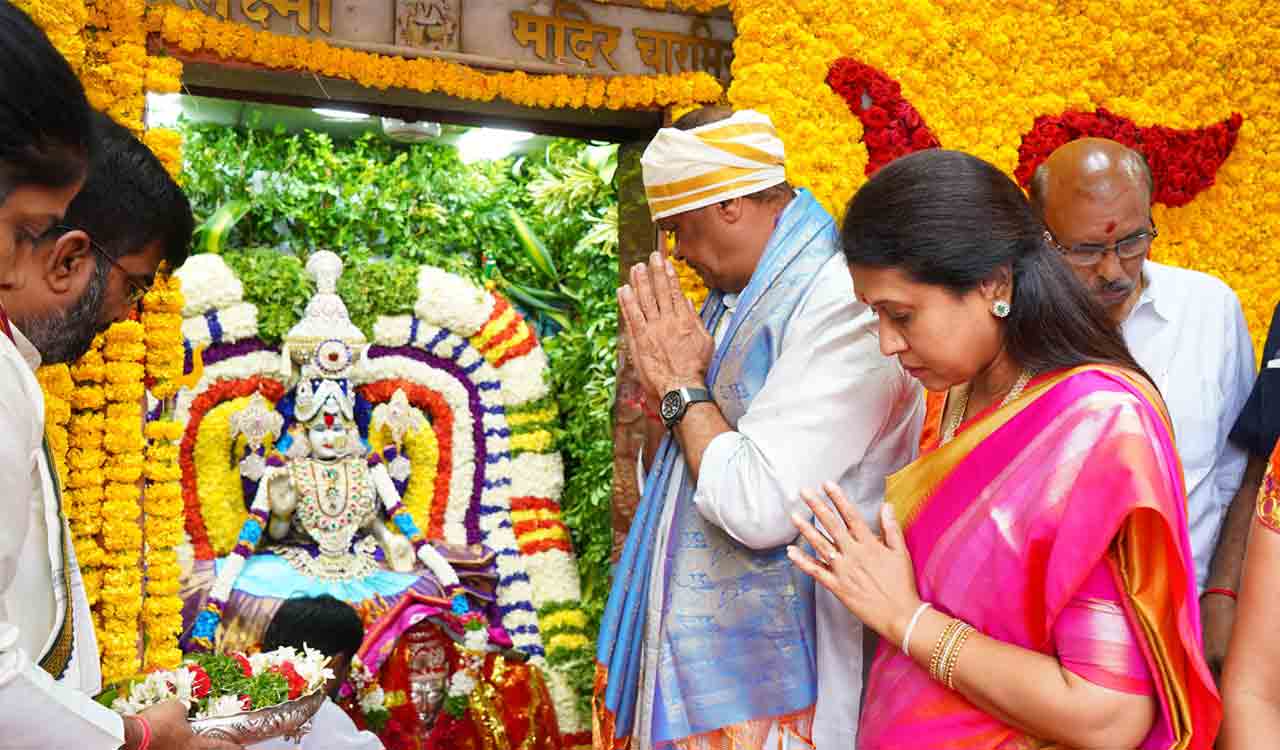Komatireddy Venkat Reddy offers prayers at Bhagyalakshmi Temple on Bonalu festival