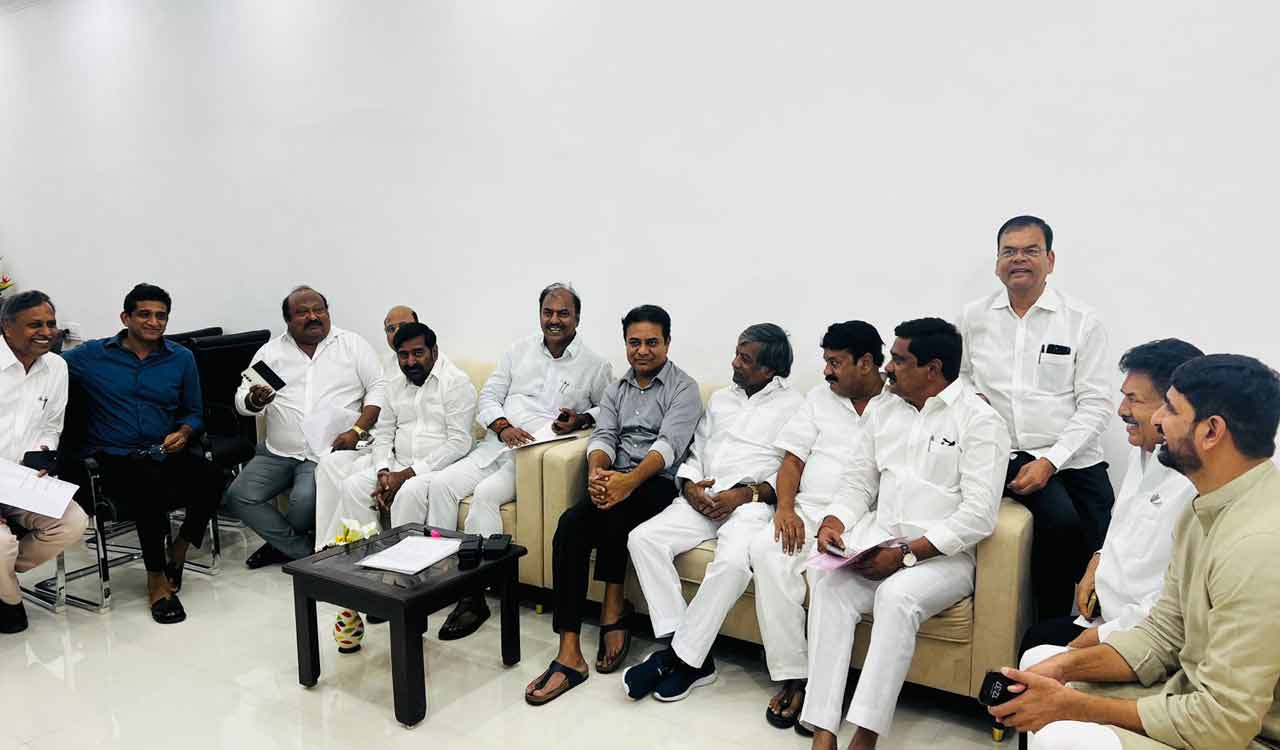 Komatireddy defends Gadwal MLA’s meet with KTR