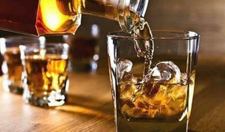 'Liquor thieves' flee with booze worth Rs 4.15 lakh in Asifabad