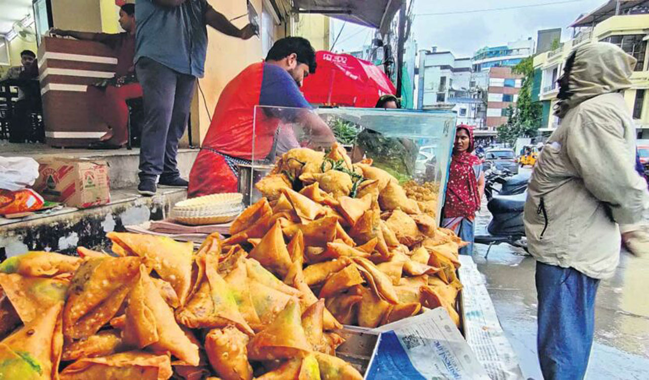 Fraudster, posing Army Lieutenant, dupes Lucknow eatery of samosas worth Rs 28,000