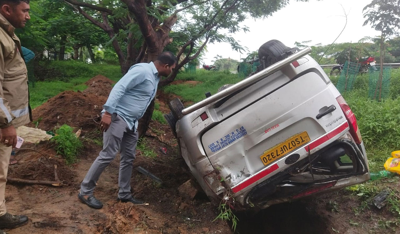 Telangana: Woman dies after car skids off road at Kallakal in Medak