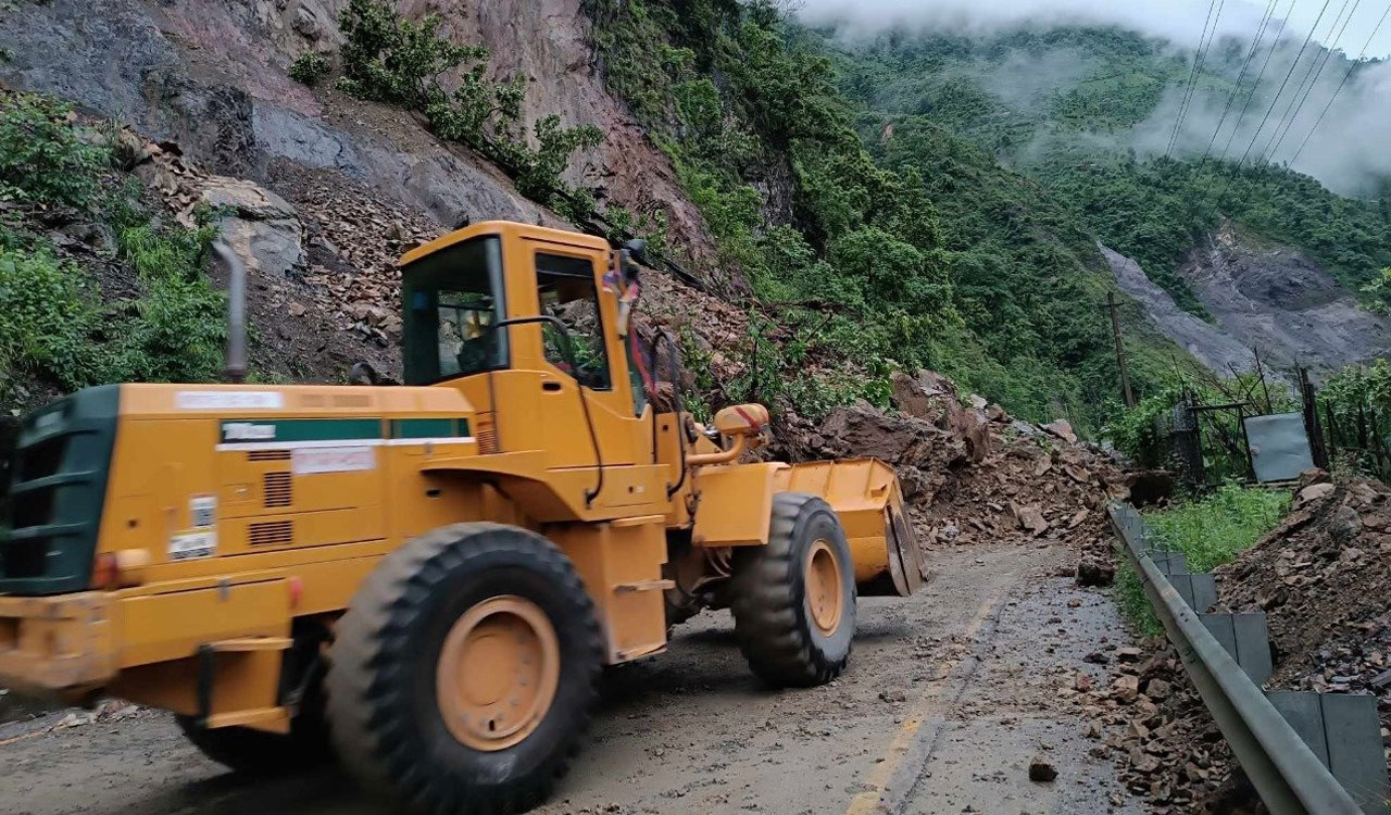 Nepal: Landslide sweeps two buses into river, 65 people missing