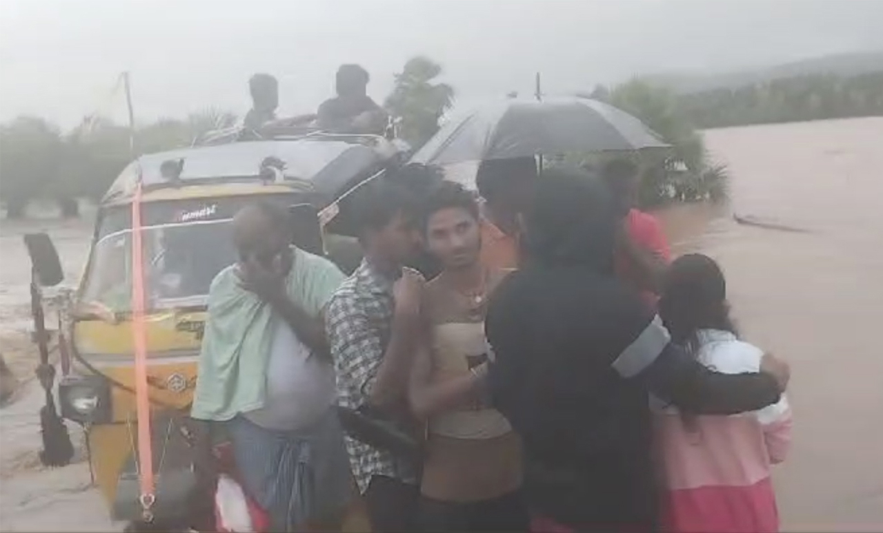 Telangana Rains: 19 persons stranded on bridge in Kothagudem